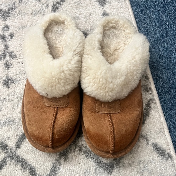 Women's chestnut UGG slippers worn size 7 - Picture 4 of 4